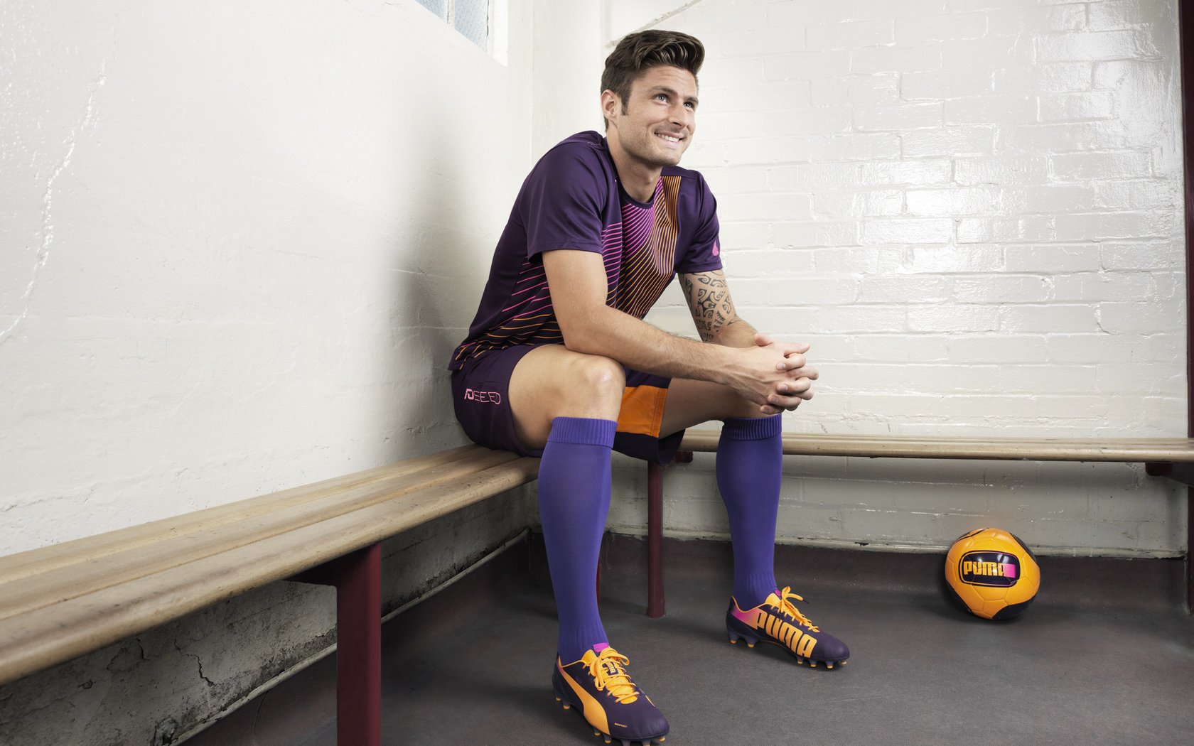 足球创意广告:品牌推广的创新案例分析,足球赛事广告